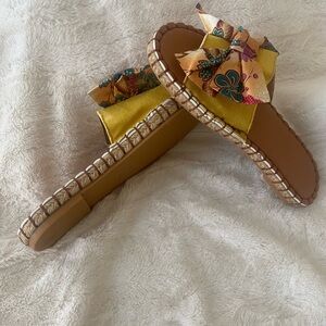 Flat summer sandals. Size 7.